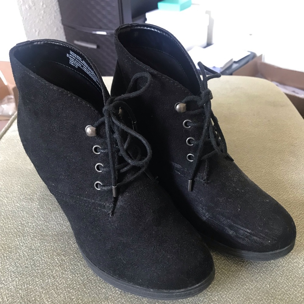 Black wedge heels